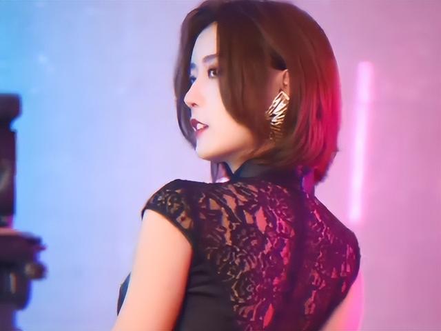 镜子在跑步女孩抖音叫什么,抖音一个跑步的美女?